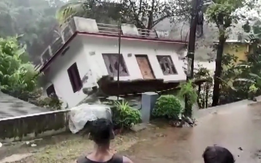 Video: Hãi hùng cảnh lũ dữ cuốn trôi cả một ngôi nhà ở Ấn Độ